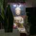 ... e un Buddha accuratamente ridipinto e custodito in una teca